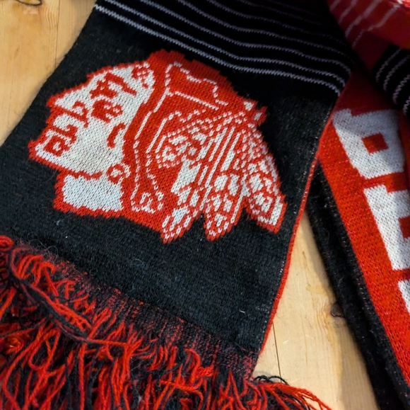 Chicago Blackhawks Red and Black Sports Team Scarf - Picture 6 of 7
